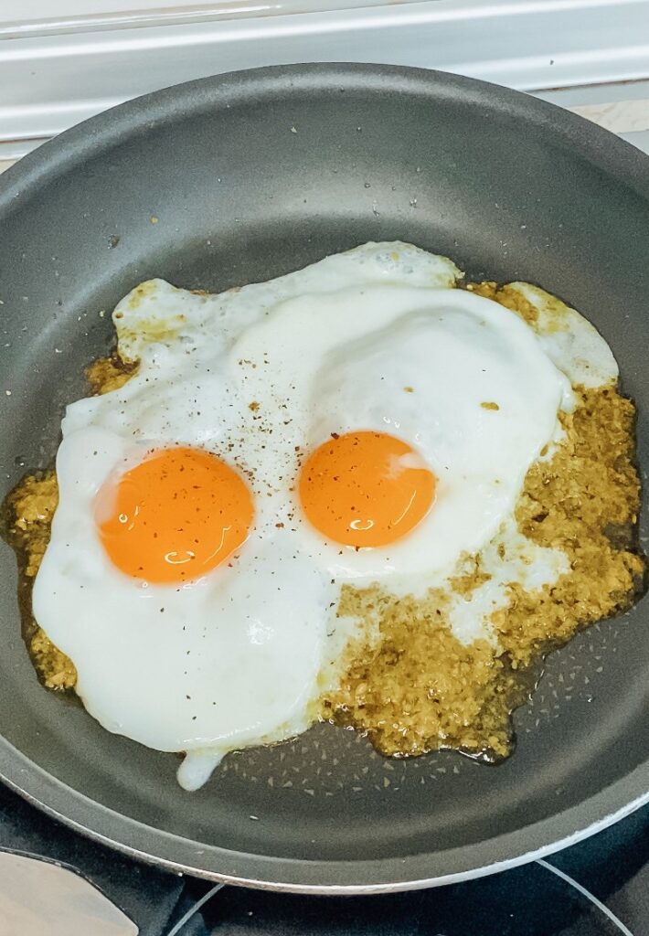 Αυγά μάτια με σάλτσα πέστο | Nutrition Home