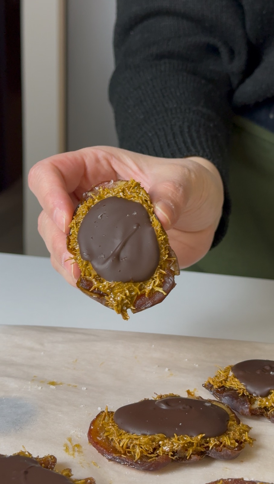 dubai, dubai chocolate, healthy dubai snack, chocolate, date, γλυκό ντουμπάι, γλυκό, εύκολο γλυκό, υγιεινά σνακ, υγιεινό γλυκό, δίαιτα, διατροφή, διαιτολόγος, διατροφολόγος, απώλεια βαρους, nutrition, nutritionhome, nutrition home, nutritionist, dietitian, healthy snack, easy recipes