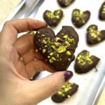 nutritionhome, nutrition home, nutritionist, dietitian, easy recipes, valentines day recipe, chocolate, no sugar recipe, διαιτολόγος, διατροφολόγος, άγιος βαλεντίνος γλυκά, σοκολάτα, καρδιά σοκολατένιου χουρμα