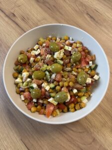 διαιτολόγος, διατροφολόγος, δίαιτα, υγεία, nutritionist, dietitian, healthy recipes, easy recipes, weight loss, vegetarian recipes, vegetarian, crunchy chickpeas, salad with chickpeas, χορτοφαγικές συνταγές, σαλάτα, σαλάτα με τραγανά ρεβίθια, φέτα και γεμιστές πιπεριές, τραγανά ρεβίθια, όσπρια