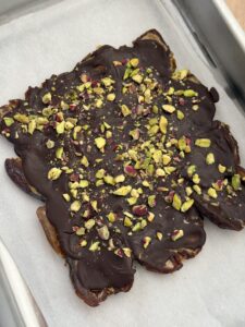 nutritionist, nutrition, dietitian, healthy snack, date snickers, date bark, χουρμάς, γλυκά με χουρμά, διαιτολόγος, διατροφολόγος, υγιεινά γλυκά
