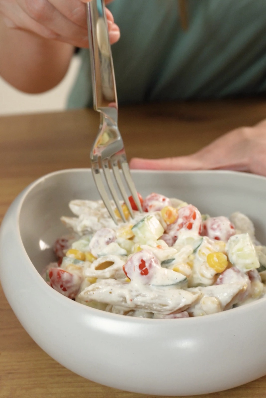 nutrition home, nutritionhome, nutritionist, dietitian, easy recipes, εύκολες συνταγές, μακαρονοσαλάτα, σαλάτα ζυμαρικών, σαλάτα ζυμαρικών με σως φέτας, vegetarian, καλοκαιρινές συνταγές, διαιτολόγος, διατροφολόγος, pasta salad, feta