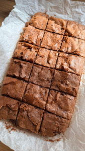 Fudgy brownies με χουρμάδες, ελαιόλαδο και κουβερτούρα 65%, χωρίς προσθήκη ζάχαρης. Εύκολη συνταγή με μόλις 130–135 θερμίδες ανά κομμάτι.
